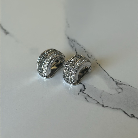 🌿1980s Vintage Christian Dior Demi-Hoop Clip-On Earrings - Picture 3 of 7